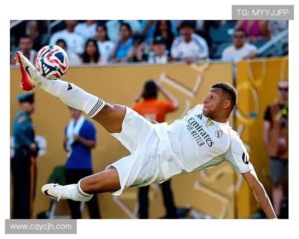 足球明星双膝滑行精彩瞬间回顾引发球迷热议与欢呼